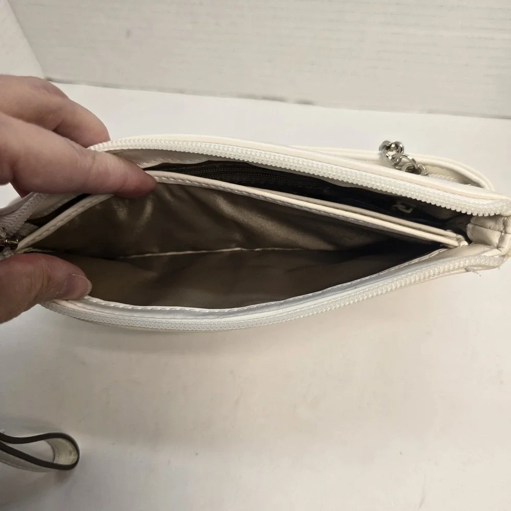 Elle wristlet crisp